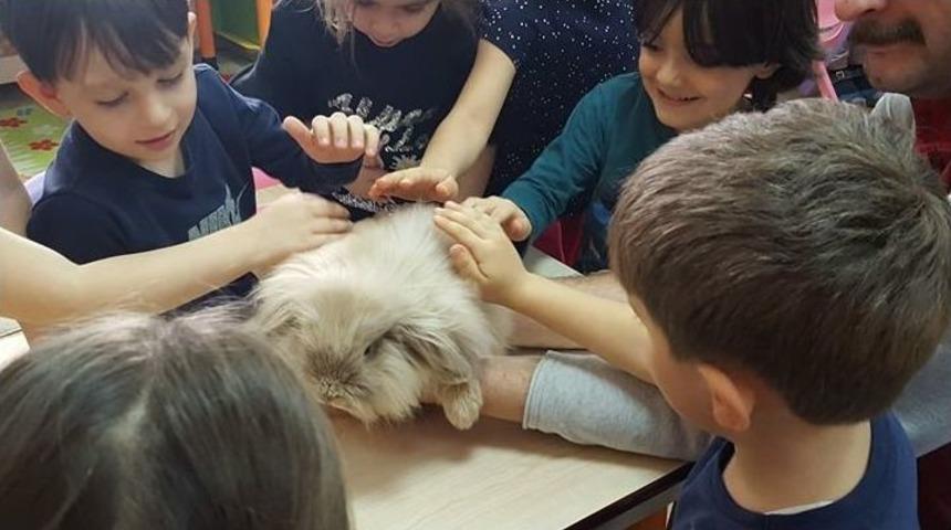 Hayvan Sevgisini Miniklere Aşılamak İ&ccedil;in Dolaşıyorlar