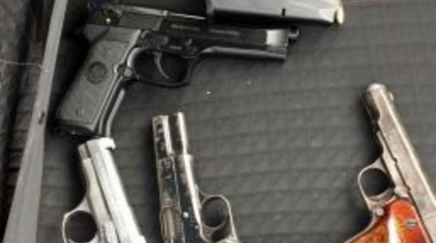 Ş&uuml;pheli Ara&ccedil;tan 4 Tabanca Ele Ge&ccedil;irildi