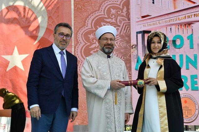 Diyanet İşleri Başkanı Erbaş, İlahiyat Fakültesi Mezunlarına Diplomalarını Verdi