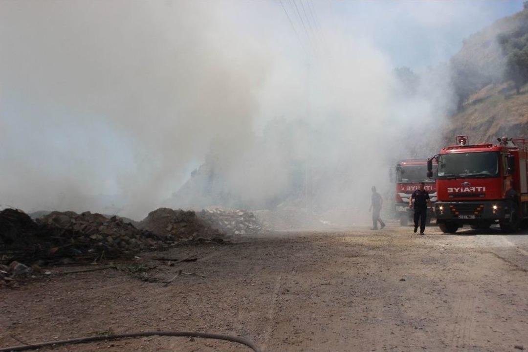 Aydın&rsquo;da &Ccedil;&ouml;pl&uuml;k Alev Aldı, Ortalık Duman Altında Kaldı