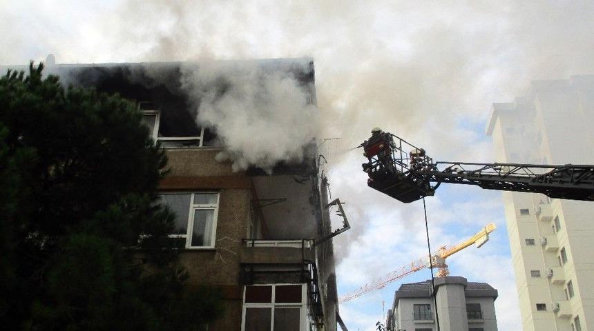 Kadık&ouml;y&rsquo;de 4 Katlı Binada &Ccedil;ıkan Yangın Paniğe Neden Oldu