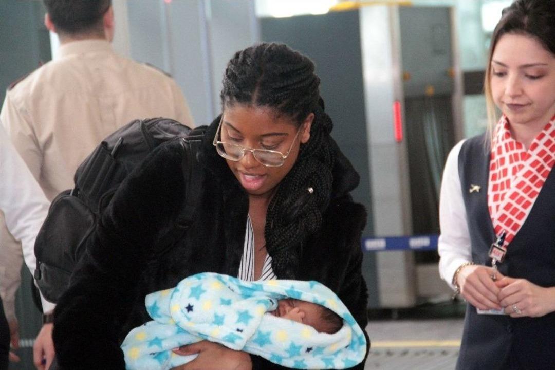 Amerikalı Annesinin Otel Odasında Doğurduğu "ata" Bebek &Uuml;lkesine D&ouml;nd&uuml;