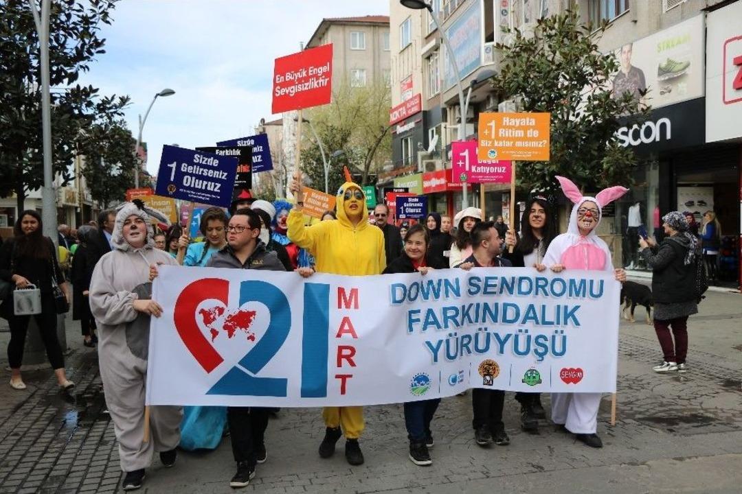 Down Sendromlu Gen&ccedil;lere Dikkat &Ccedil;ekmek İ&ccedil;in Y&uuml;r&uuml;d&uuml;ler