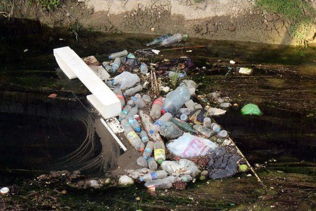 Manavgat’ta Sulama Kanalı Çöplüğe Döndü