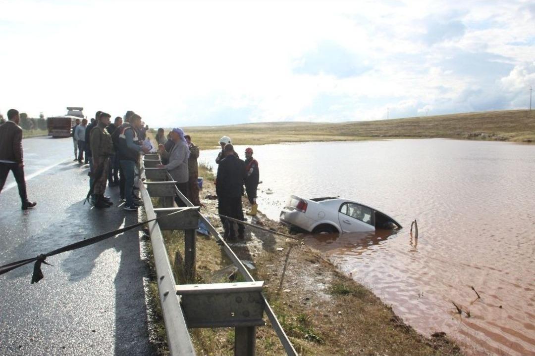 Şanlıurfa&rsquo;da Otomobil Yağmur Suyu Birikintisine U&ccedil;tu