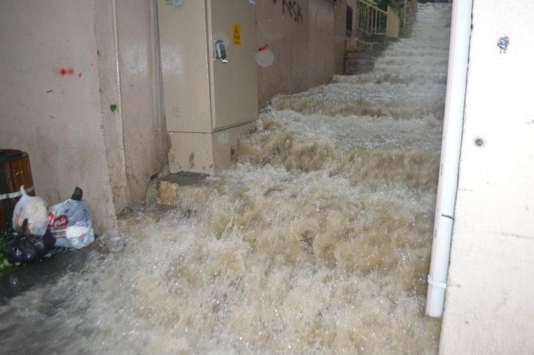 Mardin&rsquo;de Sağanak Yağış Caddeleri G&ouml;le &Ccedil;evirdi