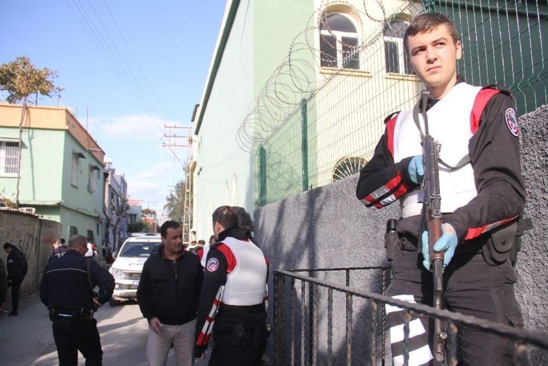 &Ouml;nce Bakkala Sıktılar, Sonra Polise Saldırdılar