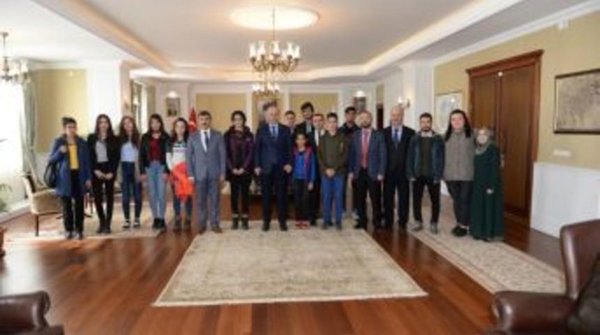 Umre Yolcusu &Ccedil;ocuklardan Vali Azizoğlu&rsquo;na Ziyaret