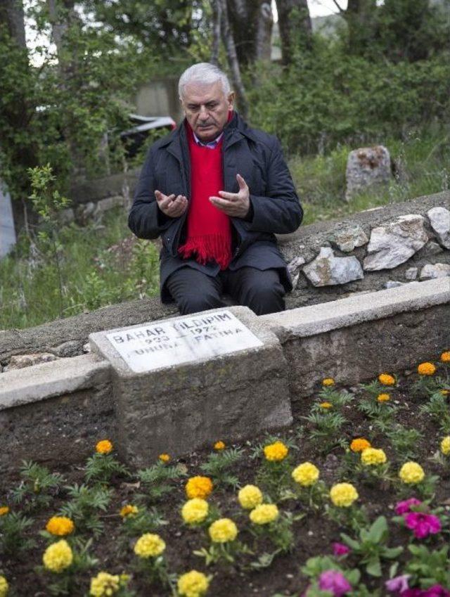 Başbakan Binali Yıldırım, Annesinin Mezarını Ziyaret Etti