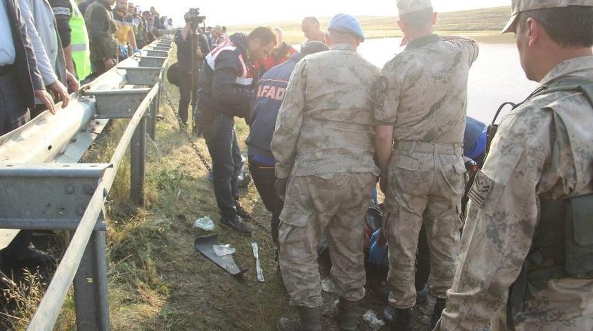 Suya Devrilen Otomobildeki 4 Kişi Hayatını Kaybetti