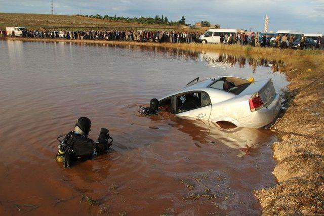 Suya Devrilen Otomobildeki 4 Kişi Hayatını Kaybetti