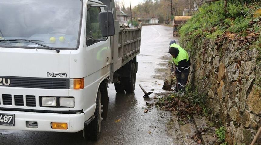 Yağmur Suyu Kanalları Temizleniyor