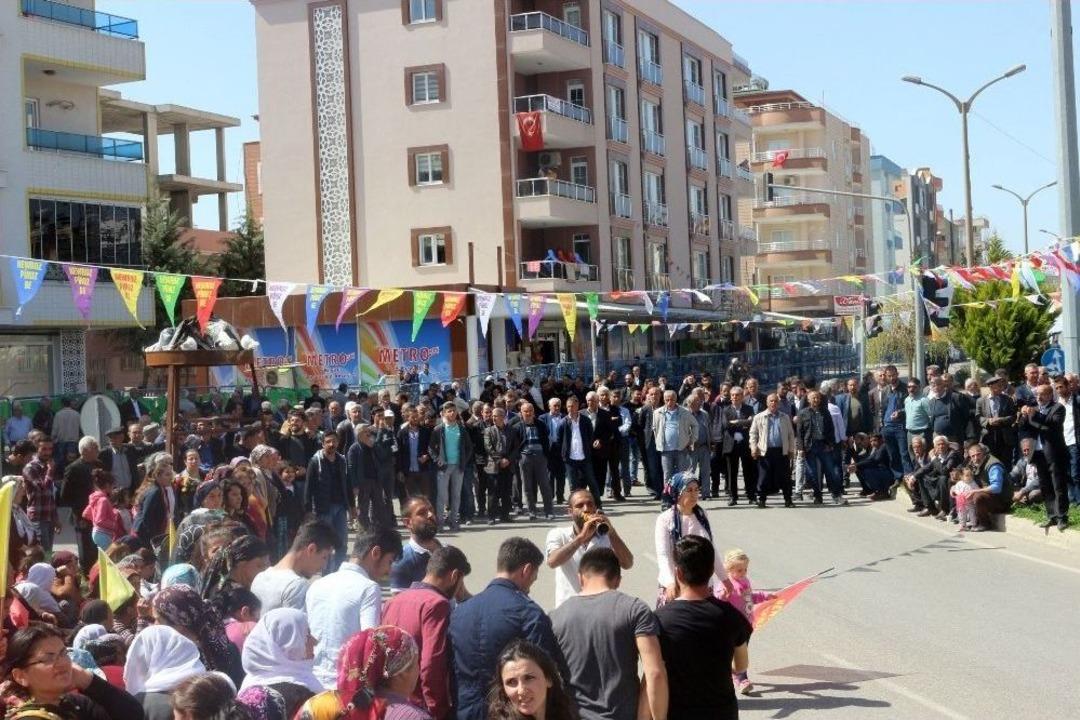 Hdp&rsquo;nin Nevruz Kutlama Alanlarında T&uuml;rk Bayrakları A&ccedil;ıldı