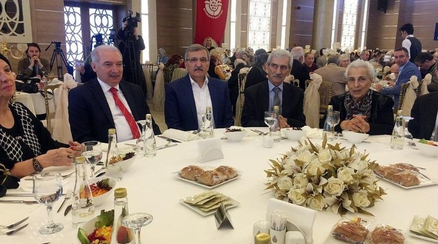 İbb Başkanı Mevl&uuml;t Uysal, Yaşlıları Yemekte Ağırladı