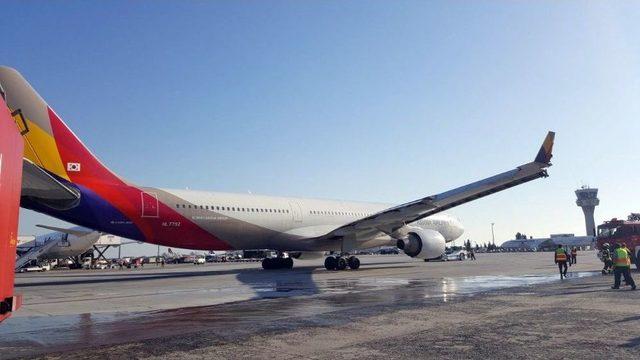 Asiana Havayolları’na Ait Uçak, Atatürk Havalimanı’nda Park Halindeki Uçağa Çarptı