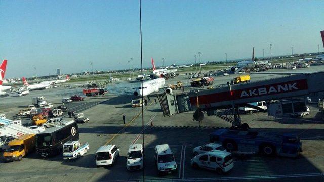Asiana Havayolları’na Ait Uçak, Atatürk Havalimanı’nda Park Halindeki Uçağa Çarptı