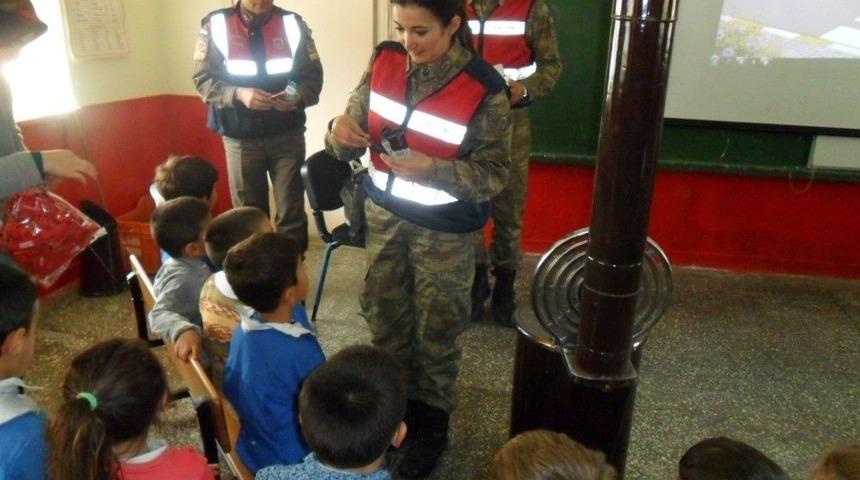 Tokat&rsquo;ta K&ouml;y Okulu &Ouml;ğrencilerine Trafik Eğitimi