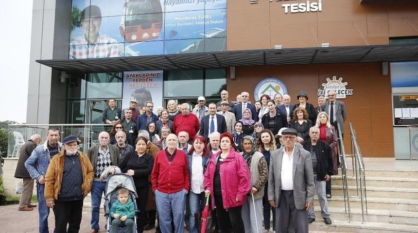 Yaşlıların T&uuml;nektepe&rsquo;de Vals Ve Manzara Keyfi