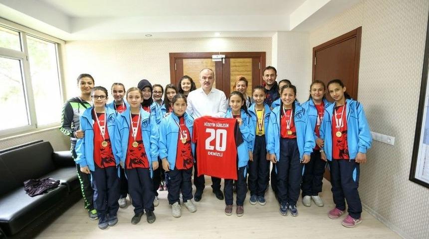 Başkan G&uuml;rlesin, Hentbolcuları Ağırladı