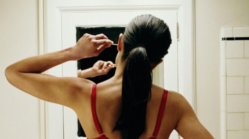 Kullanırken Artık İki Kere D&uuml;ş&uuml;neceksiniz: Kulak &Ccedil;ubuğunun Yarattığı B&uuml;y&uuml;k Zararlar