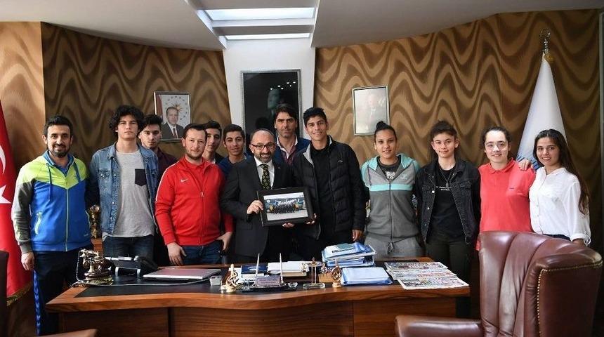 Başkan &Uuml;z&uuml;lmez, Kartepeli Sporcuları Makamında Ağırladı