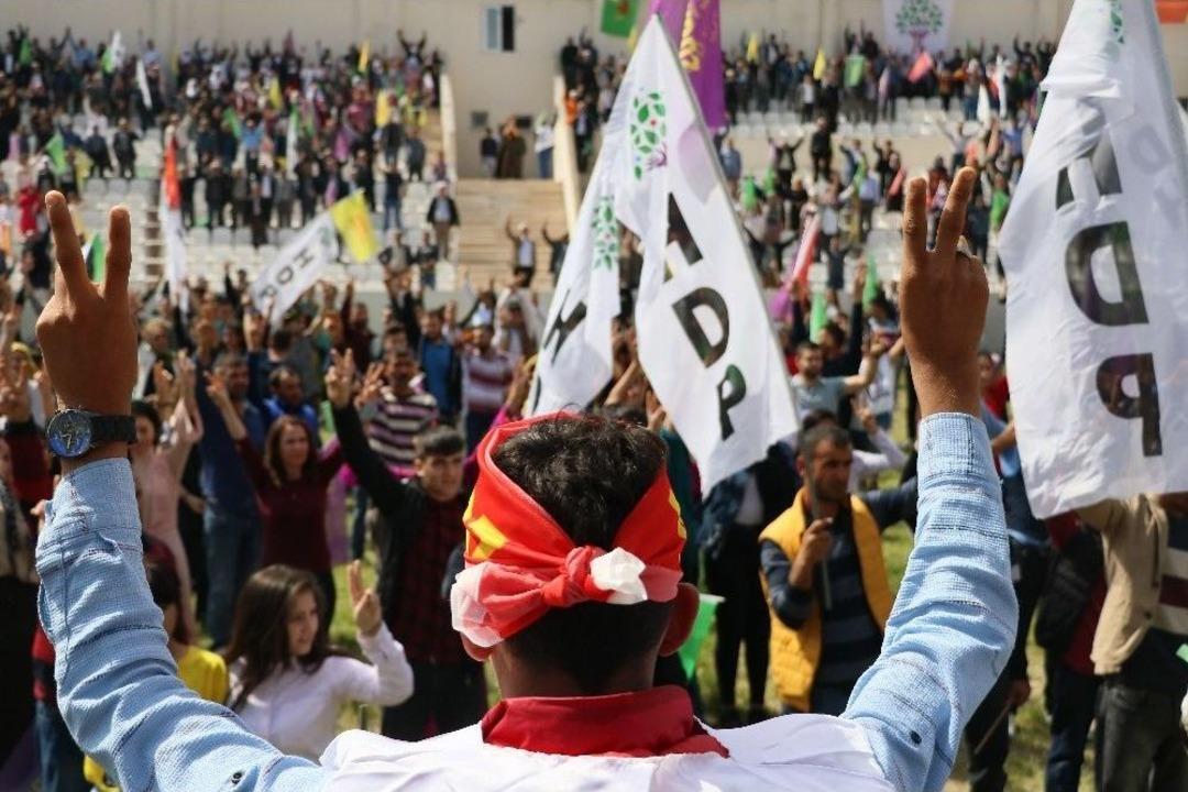 &Ouml;calan Lehine Sloganlara Nevruz Komitesi Ge&ccedil;it Vermedi