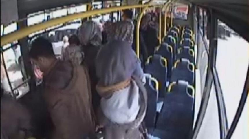 Yolcularla Birlikle Bebeği Hastaneye Taşıdı