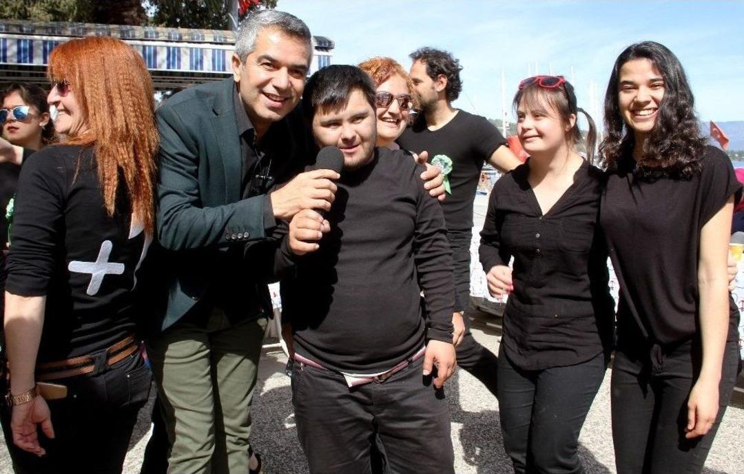 &Ouml;zel &Ccedil;ocuklar Doyasıya Eğendi