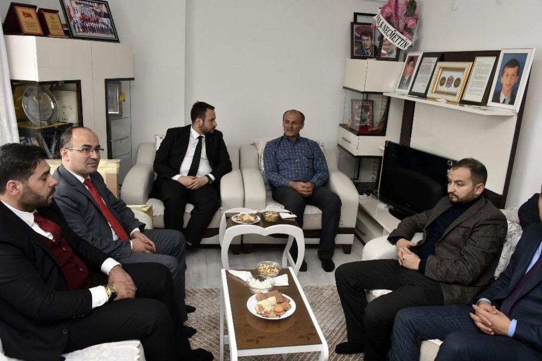 Şehit &Ouml;ğretmenin Evine &Ouml;ğretmenler G&uuml;n&uuml;&rsquo;nde Ziyaret&ccedil;i Akını