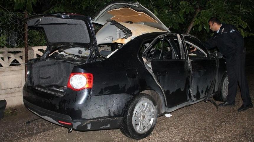 Otomobilde &Ccedil;akmak Gazı Patladı: 2 Yaralı