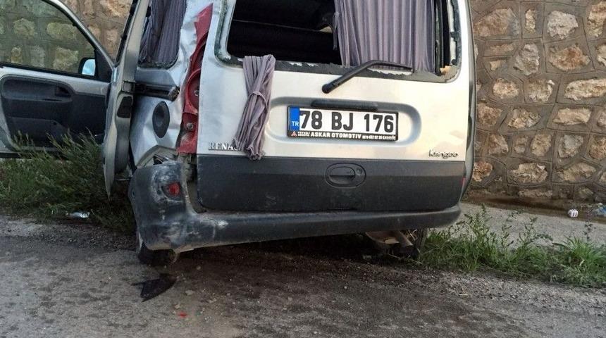 Karab&uuml;k&rsquo;te Ara&ccedil; Duvara &Ccedil;arptı: 6 Yaralı