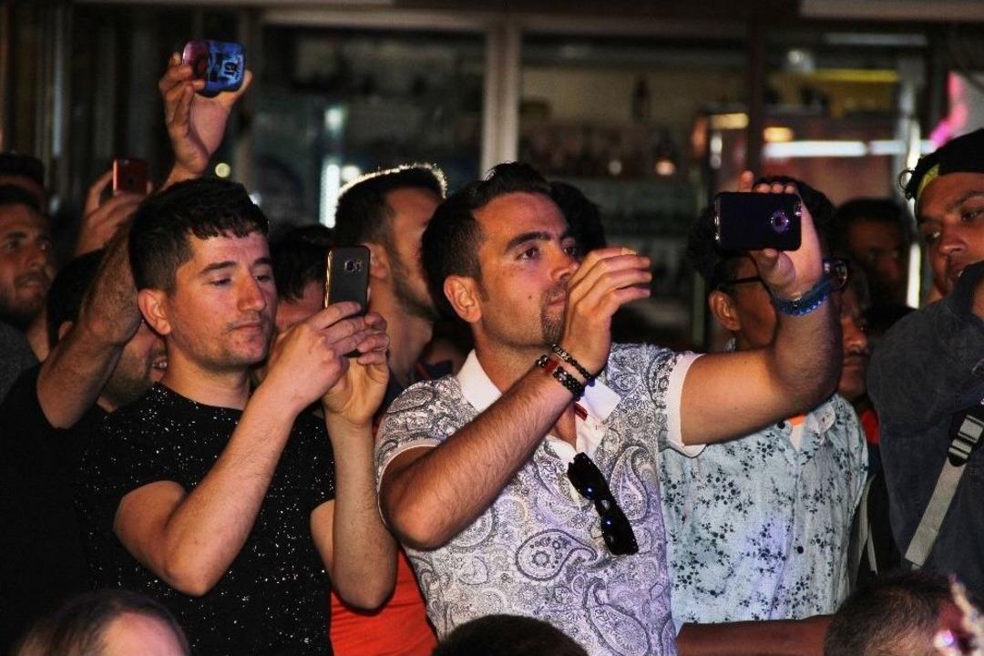 G&uuml;zelleri G&ouml;ren Meydana Koştu