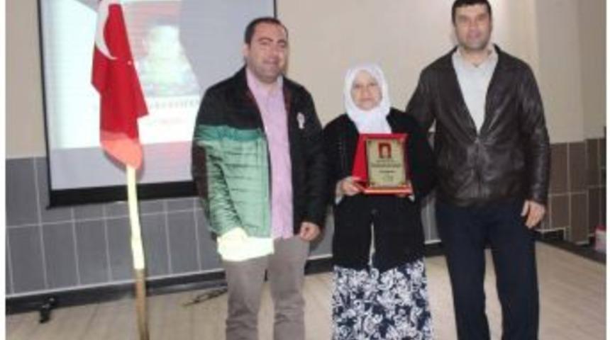 Kaymakam Karataş&rsquo;tan Şehit Annesine Plaket