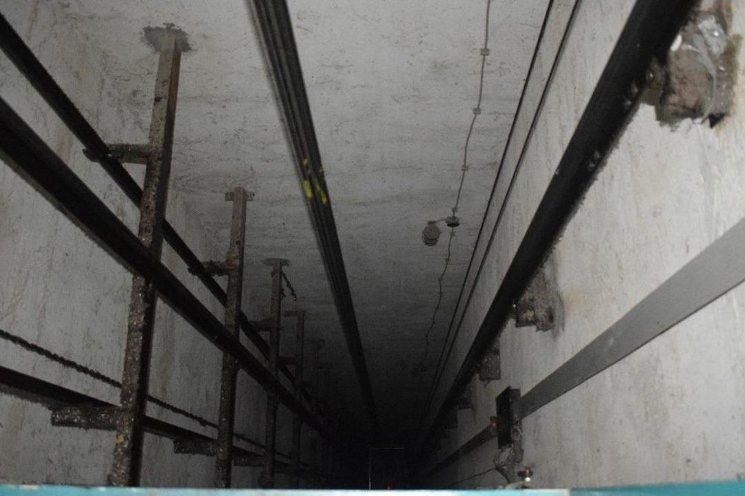 7 Kişinin Bindiği Asans&ouml;r Zemine &Ccedil;akıldı