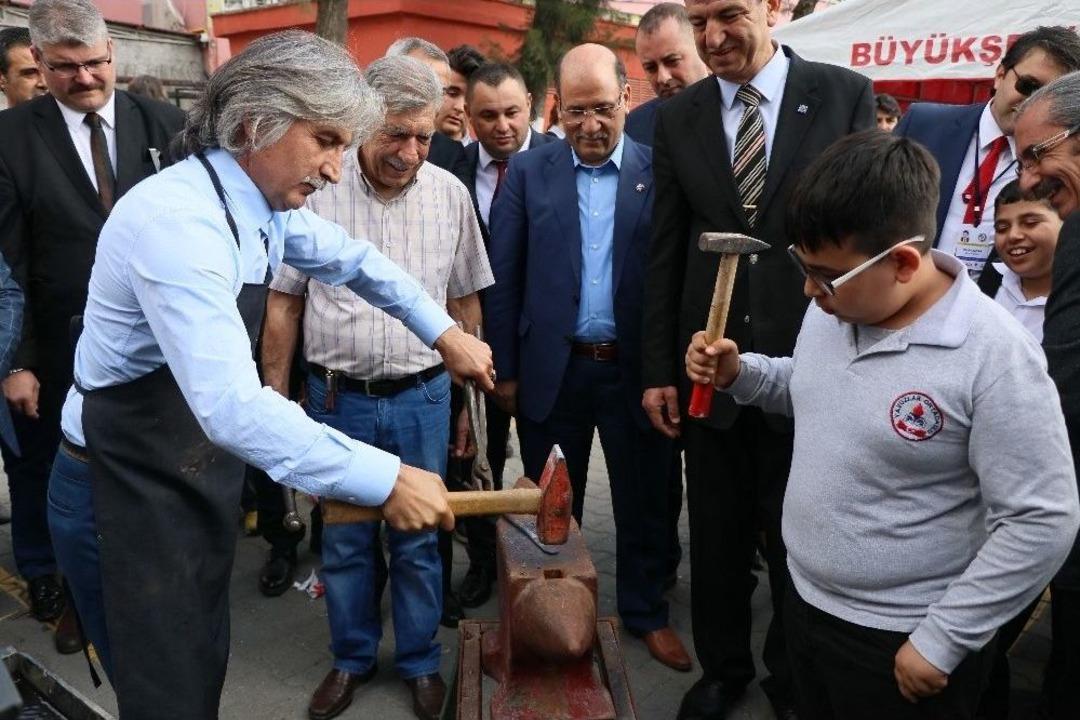 Kaymakam Demir D&ouml;v&uuml;p Bı&ccedil;ak Yaptı