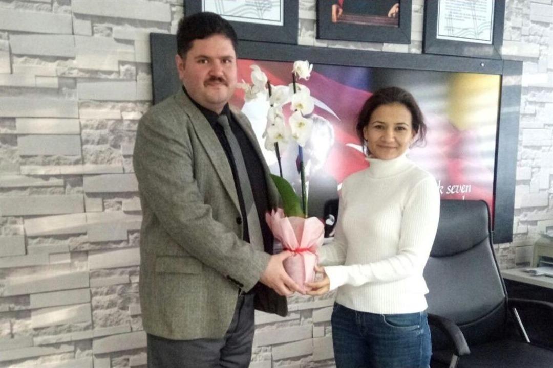 Başkan Yılmaz&rsquo;dan &Ouml;ğretmenlere &Ccedil;i&ccedil;ek