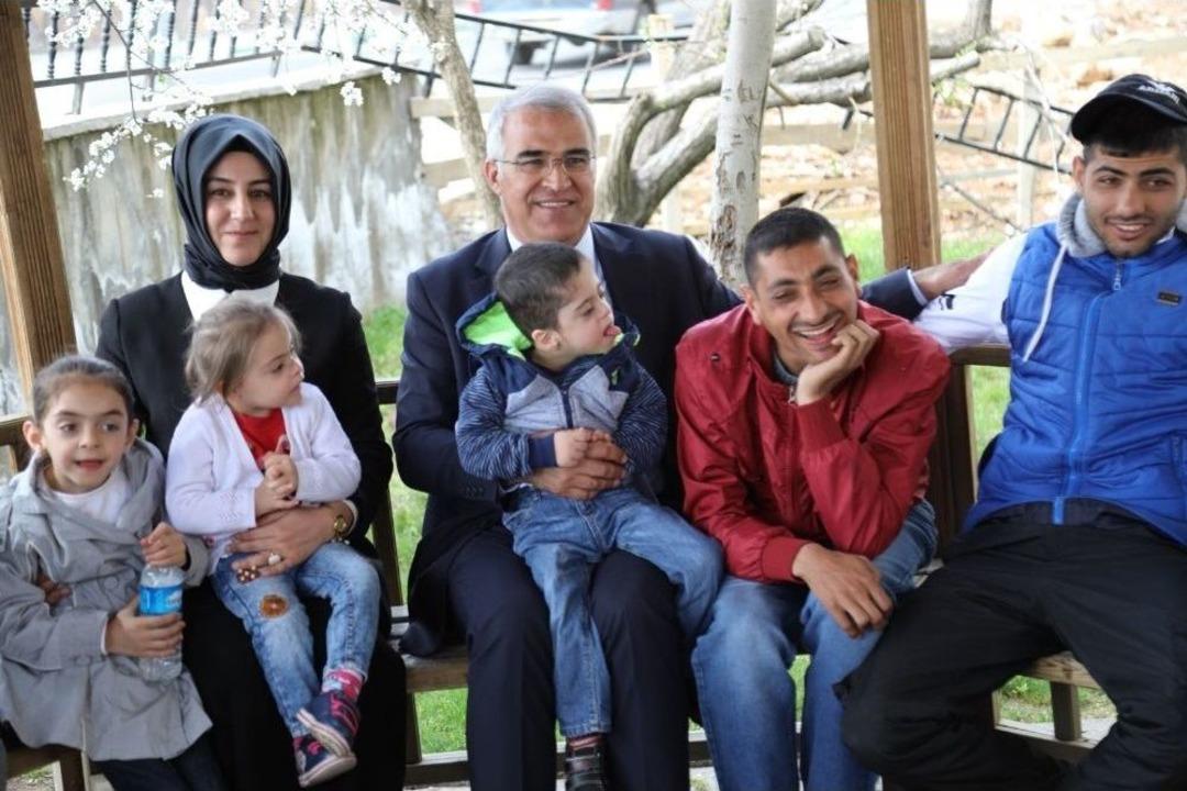 Barakazi &Ccedil;iftinden &Ouml;zel &Ccedil;ocuklara Ziyaret