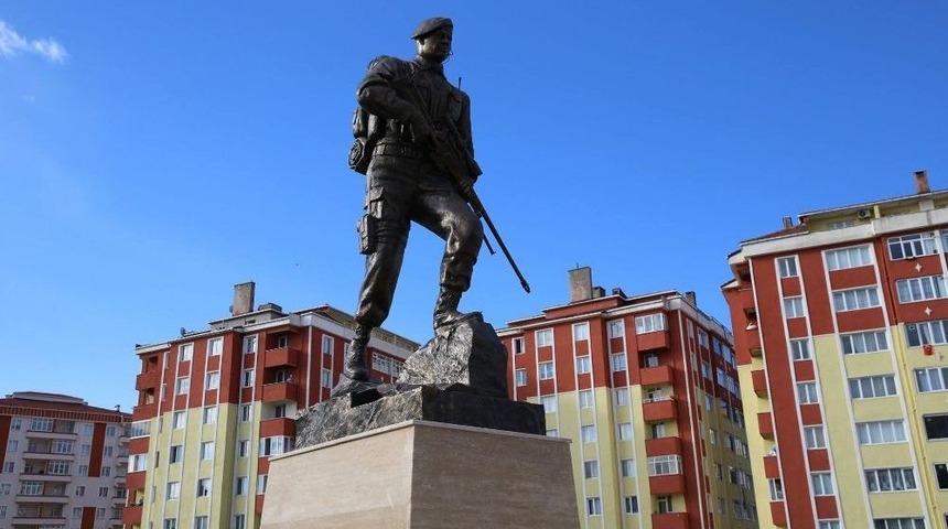 Kahraman &Ouml;mer Halisdemir&rsquo;in Anıtı Yapıldı