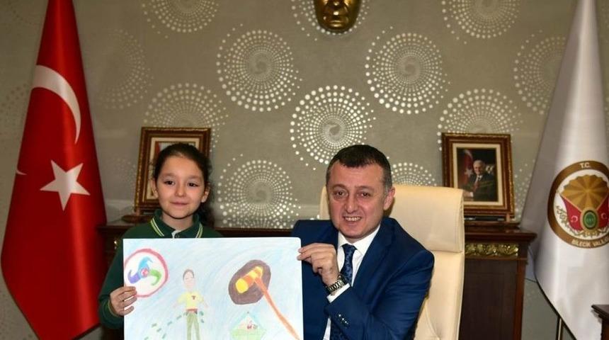 Vali B&uuml;y&uuml;kakın&rsquo;dan Minik &Ouml;ğrenciye &Ouml;d&uuml;l