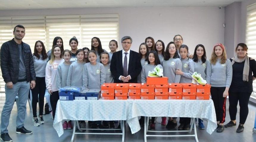 Boz&uuml;y&uuml;k Belediyesi Gen&ccedil; Sporculara Desteğini S&uuml;rd&uuml;r&uuml;yor