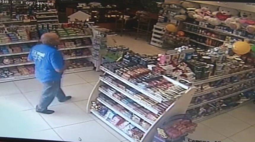 (&ouml;zel) &Ccedil;amurlu Ayakkabılarını &Ccedil;ıkarıp &Ccedil;oraplarıyla Markete Girdi