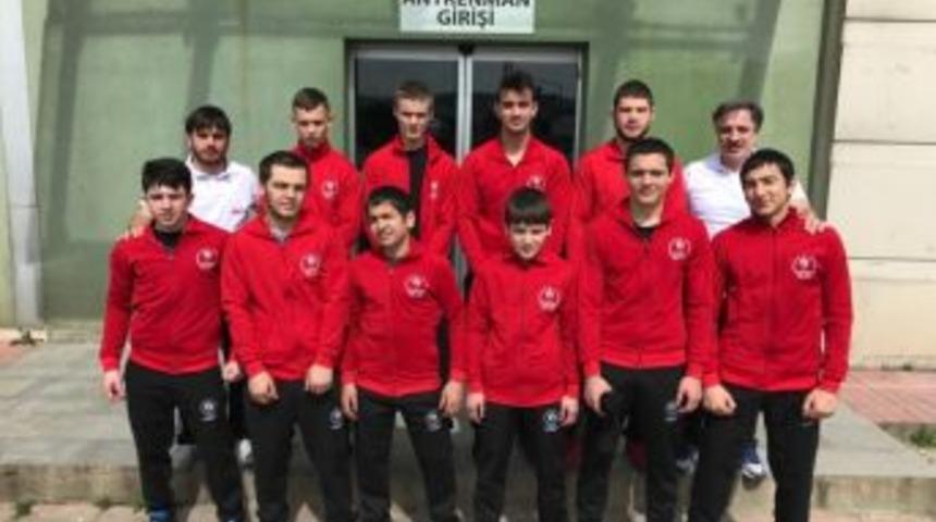 Yalovalı G&uuml;reş&ccedil;iler &Ccedil;orum&rsquo;a Madalya İ&ccedil;in Gitti