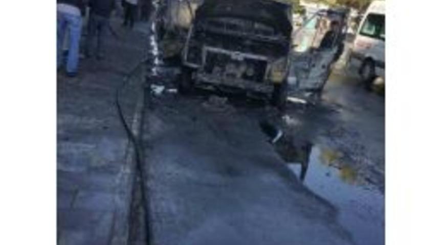 Alev Topuna D&ouml;nen Aracı İtfaiye Ekipleri S&ouml;nd&uuml;rd&uuml;