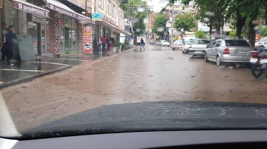 Siverek&rsquo;te Ev Ve İş Yerlerini Su Bastı