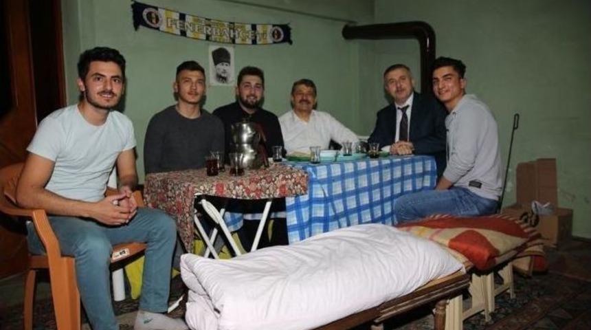 Başkandan &Ouml;ğrenci Evine Ziyaret