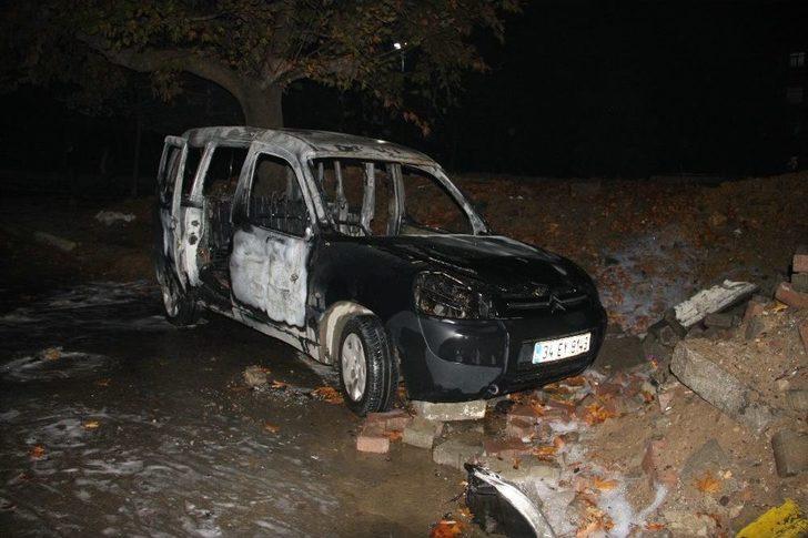 Ataşehir’de Park Halindeki Araç Yandı G1