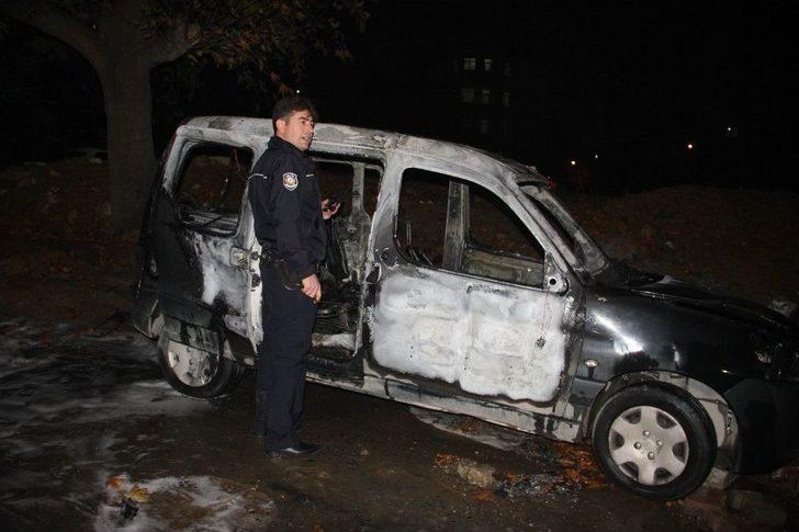 Ataşehir’de Park Halindeki Araç Yandı G3