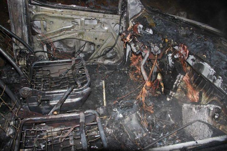 Ataşehir’de Park Halindeki Araç Yandı G4