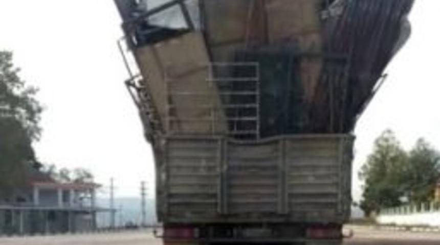 Bi&ccedil;imsizce İstiflenmiş Y&uuml;kle Seyir Halindeki Kamyonun Tehlikeli Yolculuğu