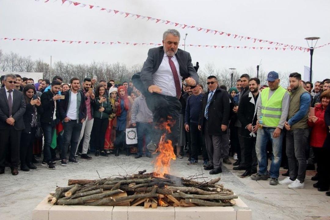 Om&uuml;&rsquo;de "nevruz" Coşkusu
